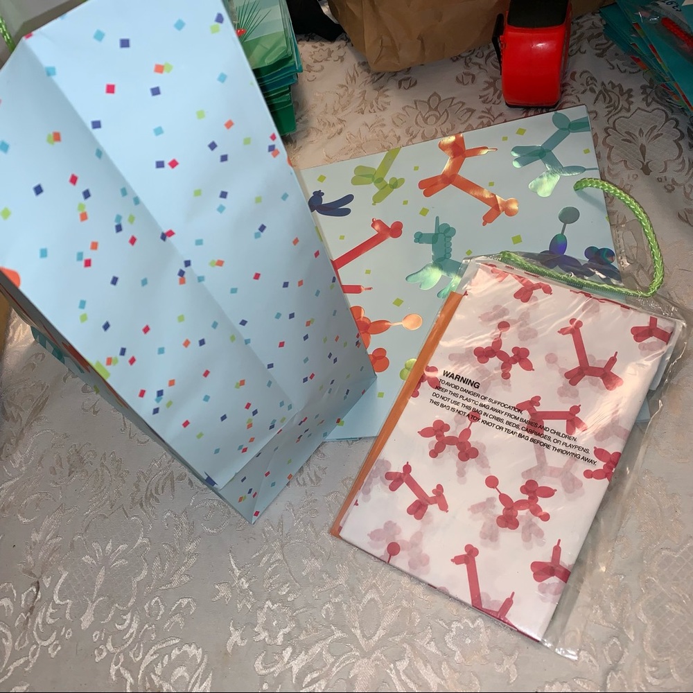 NWT 3-in-1 Bag Set with 3 sheets of tissue paper, 1 gift bag & 1 card (5 SETS) - Picture 3 of 3